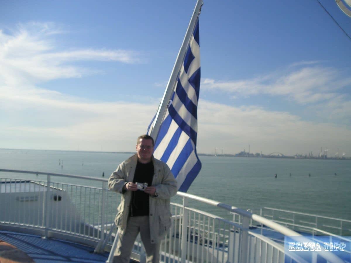 vor der griechischen Flagge
