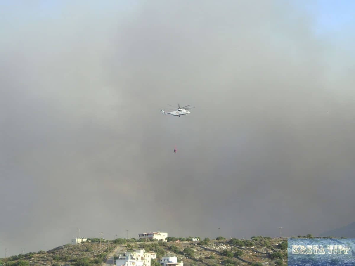 Feuerlösch-Hubschrauber bei der Brandbekämpfung