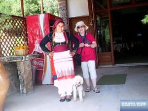 Traditiionelles kretisches Kostüm für Damen