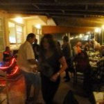 Gäste der Taverne tanzen