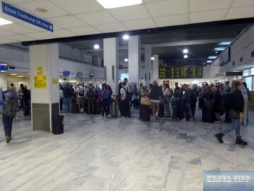 Warteschlangen am Abfertigungsschalter