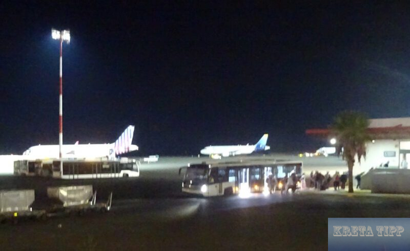 Passagiere verlassen den Shuttle-Bus