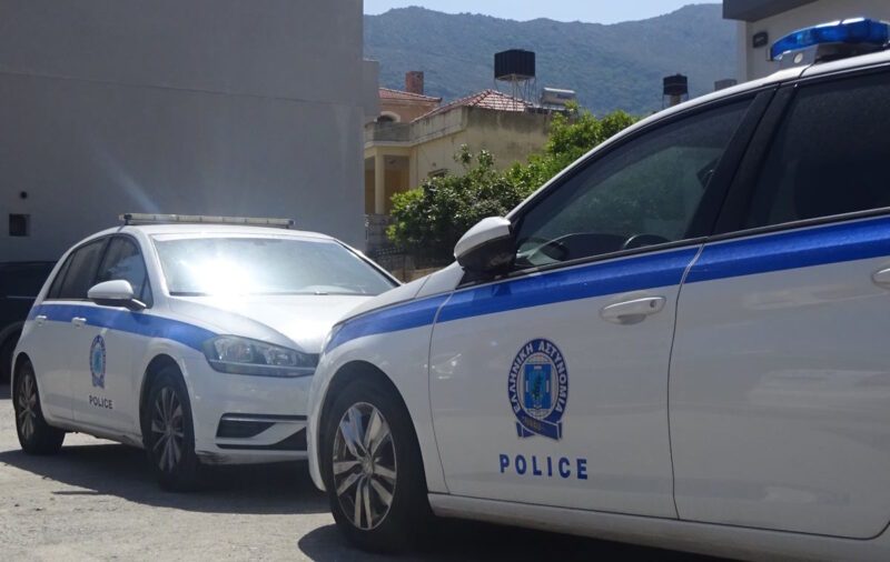 Fluch der Waffen auf Kreta 5 Polizeiautos
