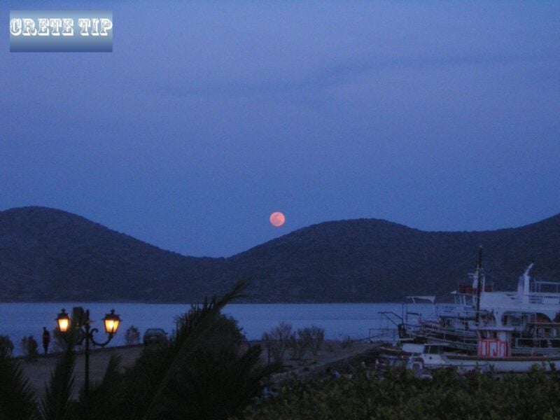 rote Mond hinter der Halbinsel Elounda