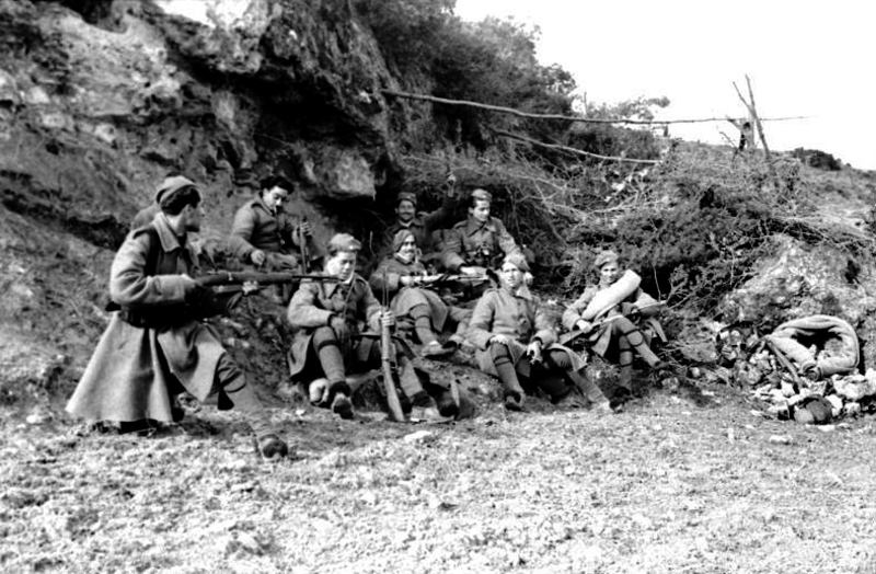 Historische Entdeckung: Der kretische Kommunist Thrasybulos Kalafatakis auf neu aufgetauchten Fotos von Hinrichtungen in Kaisariani identifiziert 5 Greek security bataillons