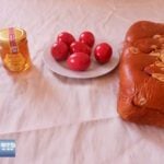 Jenseits des Kerzenlichts: Die alten Wurzeln griechischer Ostertraditionen, die ihr noch nicht kanntet 2 osterbrot tsoureki