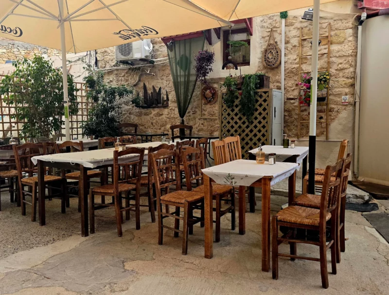 Besuchen Sie Bellot Kreta zum Abendessen — Eines der besten Restaurants in der Altstadt von Heraklion laut Bewertungen 2 bellot heraklion restaurant outdoor 1