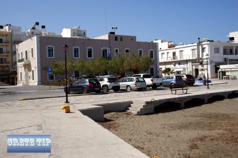 Ungewöhnliche Unterkunft auf Kreta: 42 gerettete Migranten verbringen die Nacht in einem Kiosk am Hafen von Ierapetra 20 ierapetra polizeistation hafen